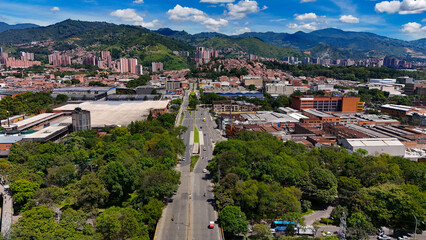 Imagen aérea tomada desde el sur de la ciudad de Medellín, cerca al río del mismo nombre.