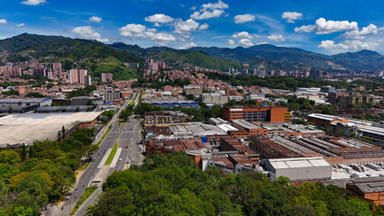 Imagen aérea tomada desde el sur de la ciudad de Medellín, cerca al río del mismo nombre.