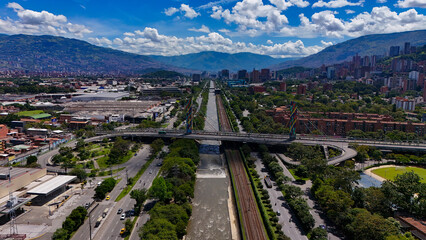Imagen aérea tomada desde el sur de la ciudad de Medellín, cerca al río del mismo nombre.