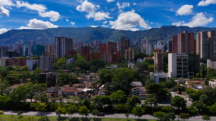 Imagen aérea tomada desde el sur de la ciudad de Medellín, cerca al río del mismo nombre.