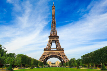 Eiffel Tower let's meet in Paris