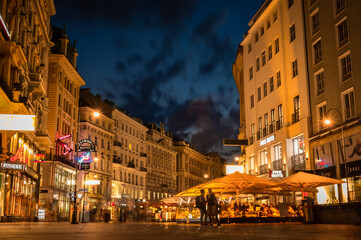 Obraz premium Vienna, Austria - June 6, 2022. Nightscape vienna city centre long exposure photography.