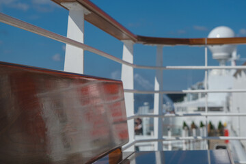 Sonnenliegen auf Luxus Kreuzfahrtschiff - Sun loungers and deck chairs on luxury oceanliner,...