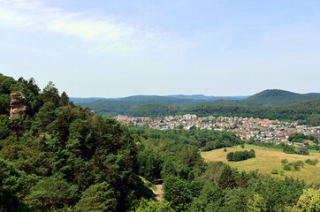 Aussicht in Richtung Dahn von den Altdahner Burgen  im deutschen Landkreis Südwestpfalz im...