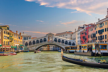 Fototapeta premium Panoramic view of famous Canal Grande with famous Rialto Bridge at sunset, Venice