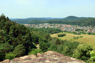 Aussicht in Richtung Dahn von den Altdahner Burgen  im deutschen Landkreis Südwestpfalz im...