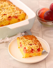 Fruit crumble topping cake, sliced