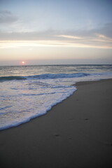 Atardecer en una playa vacia, aguas del Oceano Atlantico