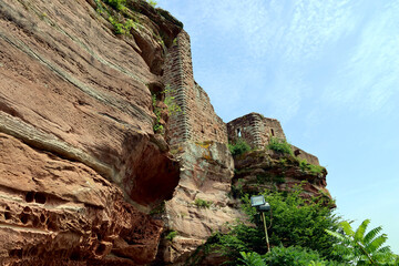 Die Altdahner Burgen im Pfälzerwald bei Dahn im deutschen Landkreis Südwestpfalz im Bundesland Rheinland-Pfalz. Aussicht vom Premium-Wanderweg Hahnfels-Tour.