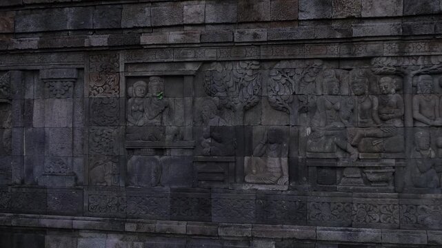 The replica of the relief on the walls of Borobudur Temple contains images of stone carvings depicting the life of Javanese people in ancient times.