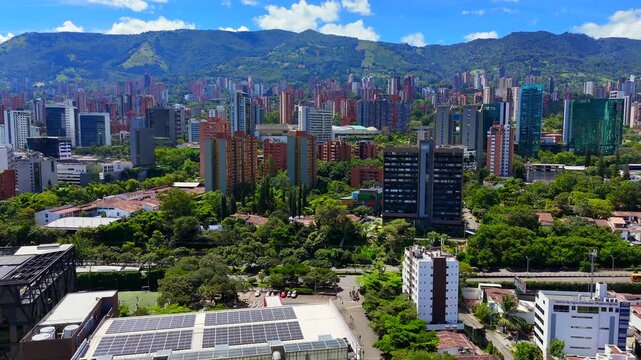Video a&eacute;reo  tomado desde el sur de la ciudad de Medell&iacute;n, cerca al r&iacute;o del mismo nombre.