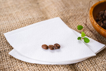 コーヒー豆とペーパーフィルター