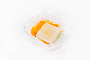 耐熱容器に入れた豆腐とだし汁