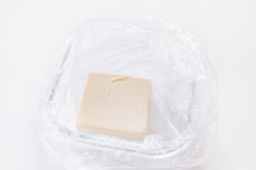 耐熱容器に入れた豆腐