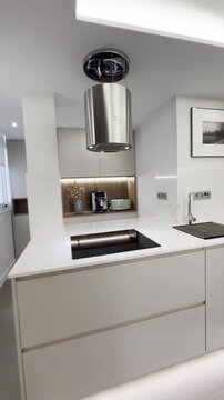 cocina de dise&ntilde;o con isla . zona de lavado y desayunado . almacenaje y electrodomesticos integrados 