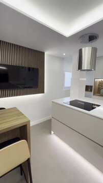 cocina de dise&ntilde;o con isla . zona de lavado y desayunado . almacenaje y electrodomesticos integrados 
