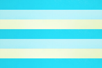 青色と薄い黄色を組み合わせた夏の爽やかな海をイメージしたストライプの背景