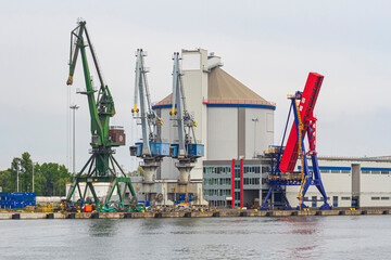 Nowoczesny portowy terminal przeładunkowy z systemem taśmowym oraz dźwigami   Modern port transshipment terminal with a belt system and cranes © Adrian White