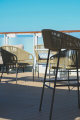 Sonnenliegen auf Luxus Kreuzfahrtschiff - Sun loungers and deck chairs on luxury oceanliner,...