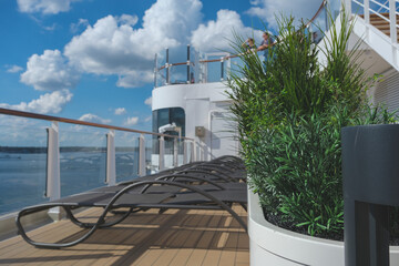 Sonnenliegen auf Luxus Kreuzfahrtschiff - Sun loungers and deck chairs on luxury oceanliner,...