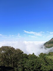 Fototapeta premium Céu do ponto mais alto da serra de Teresópolis, acima das nuvens