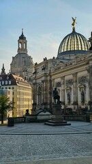 Obraz premium Altstadt Dresden mit Blick auf die Frauenkirche und Kunstakademie 