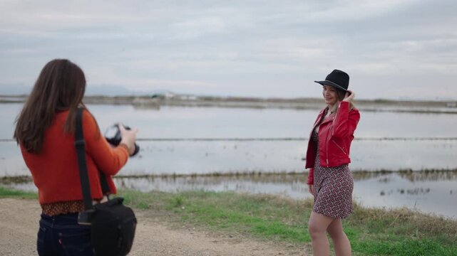 Two friends with a great complicity in a photo session