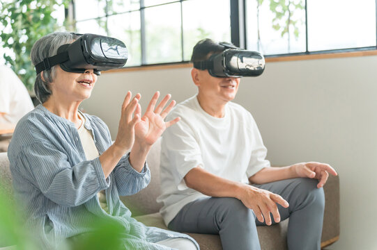 VRゴーグルをつけてバーチャルリアリティ・メタバースを体験するシニア世代の夫婦