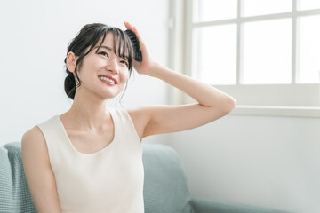 部屋で頭皮ブラッシング・...