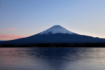 夕暮れ時の富士山・山梨県河口湖からの景色