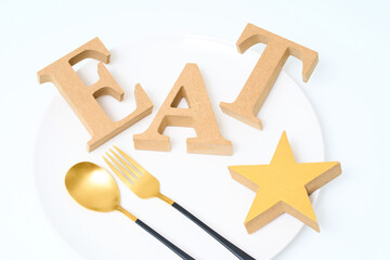 「EAT」と並べられたアルファベットの木製ブロック