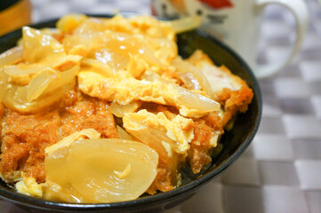 家で作ったたまごと玉ねぎがたっぷりで美味しそうなカツ丼