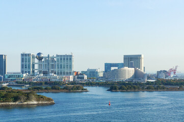 Fototapeta premium 東京湾にかかるレインボーブリッジから眺めたお台場の風景
