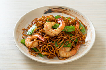 stir-fried yakisoba noodles with green peas and shrimps