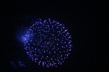 夏の夜空に輝く花火。海に映り、幻想的に輝き、人々の心を和ませます。