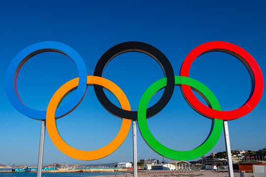 Les anneaux olympiques sur fond de ciel bleu pour les jeux olympiques de Paris 2024