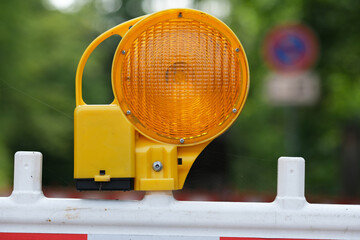 Warnleuchte an einer Baustelle