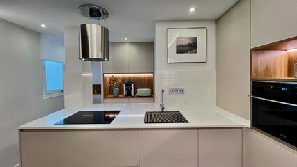 cocina de diseño con isla . zona de lavado y desayunado . almacenaje y electrodomesticos integrados 