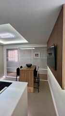 cocina de diseño con isla . zona de lavado y desayunado . almacenaje y electrodomesticos integrados 