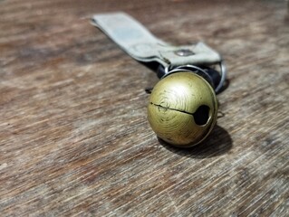 Obraz premium Close up of small tiny gold ringing bell