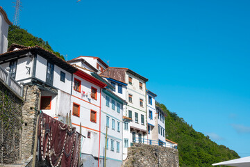 Fachada de casas tradicionales en la hermosa villa pesquera de Cudillero en Asturias, España
