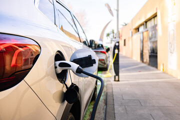 Naklejka premium An electric car is shown charging at a public charging station.