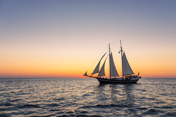 Segelschiff im Sonnenuntergang auf der Hanse Sail in Rostock