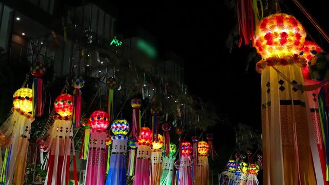 夏の夜風に揺れ、街を彩る色とりどりの吹き流し