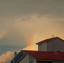 건물 옆 무지개