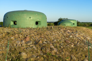 Obraz premium Stalowe pancerze poniemieckiego bunkra pomalowane na zielono stanowią ówcześnie atrakcję i przyciągają tłumy turystów