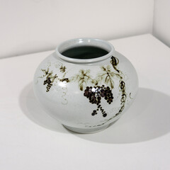 포도 무늬 백자 도자기, 광주왕실도자컨퍼런스에 전시-White porcelain with grape pattern, Gwangju Royal Ceramics Conference, Gwangju, Gyeonggi, South Korea