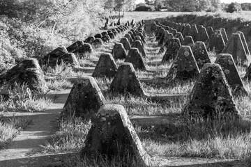 Żelbetonowe zęby uniemożliwiające przejazd pojazdów pancernych wrogich wojsk