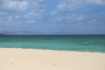 Spiaggia bianca e oceano cristallino a fuerteventura, Spagna 