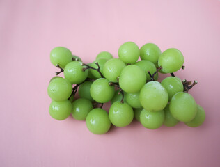 Anggur hijau. Bunch of Green Seedless Grape solated on pink background. Clipping path.